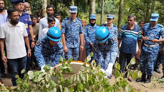 বিমান দুর্ঘটনায় নিহত মাসুমার কবরে বিমান বাহিনীর শ্রদ্ধা