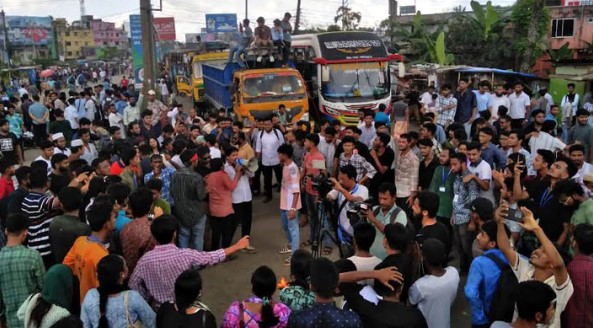 বরিশাল-ঢাকা মহাসড়ক অবরোধ করে শিক্ষার্থীদের বিক্ষোভ