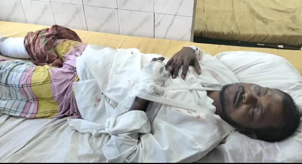 কলাপাড়ায় জমিজমা সংক্রান্ত বিরোধে কৃষককে চলন্ত বাস থেকে নামিয়ে কুপিয়ে জখম