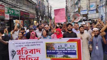 শেবাচিমের অব্যবস্থাপনা ও ভোগান্তির বিরুদ্ধে শিক্ষার্থীদের বিক্ষোভ