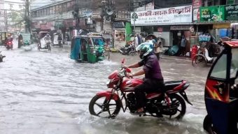 বরিশালে এক ঘণ্টার বৃষ্টিতে সড়কে হাঁটু পানি