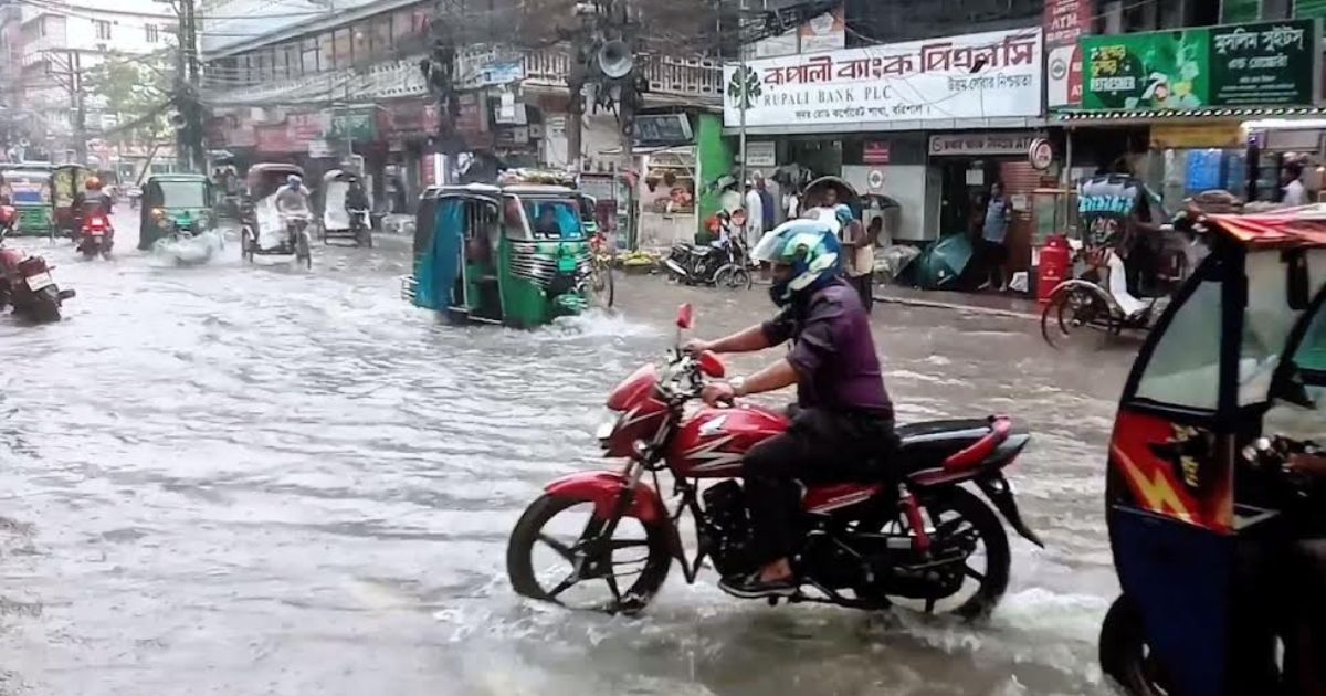 বরিশালে এক ঘণ্টার বৃষ্টিতে সড়কে হাঁটু পানি