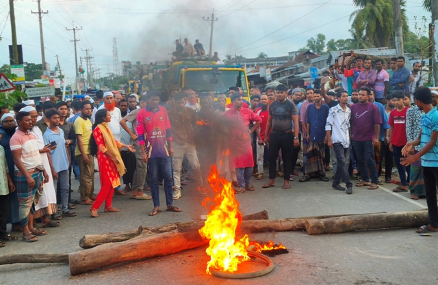 আমতলীতে বৈষম্যবিরোধ ছাত্রদের সড়ক অবরোধ