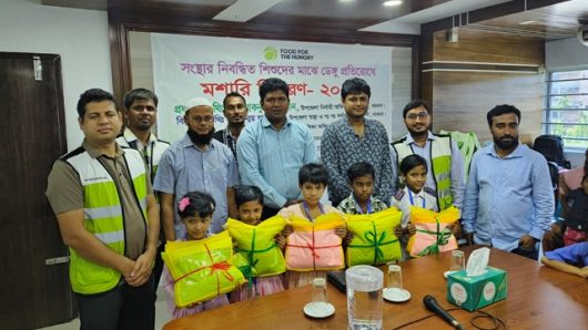 আমতলীতে ডেঙ্গু প্রতিরোধে এফএইচ এসোসিয়েশনের মশারি বিতরন