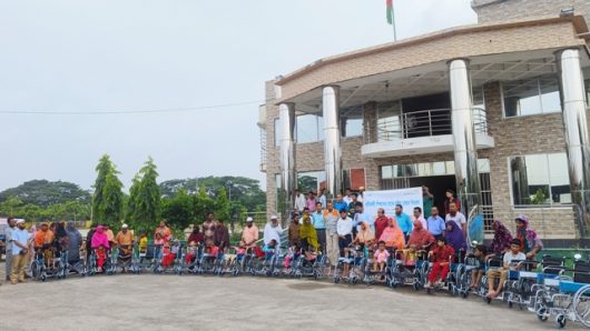 আমতলীতে ২৭জন প্রতিবন্ধী শিশু পেল হুইল চেয়ার