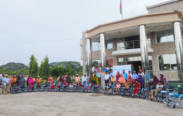 আমতলীতে ২৭জন প্রতিবন্ধী শিশু পেল হুইল চেয়ার