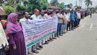 আমতলীতে ইউপির প্রশাসনিক কর্মকর্তার বিরুদ্ধে মানববন্ধন ও বিক্ষোভ মিছিল