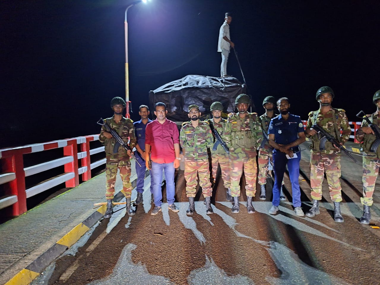 পিরোজপুরে যৌথবাহিনীর অভিযানে সরকারি ১০ মেট্রিক টন চালসহ আটক ২