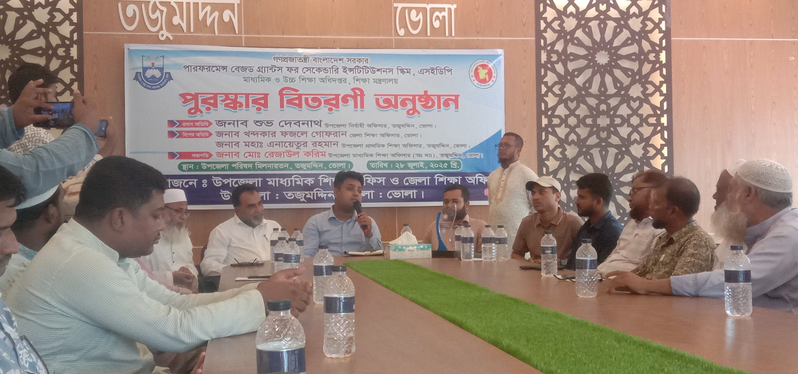 তজুমদ্দিনে মেধাবি শিক্ষার্থীদের মাঝে পুরস্কার বিতরন