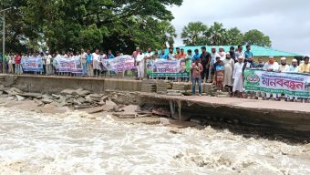 কুয়াকাটায় “কুয়াকাটা বাঁচাও, পর্যটন বাঁচাও” স্লোগানে মানববন্ধন