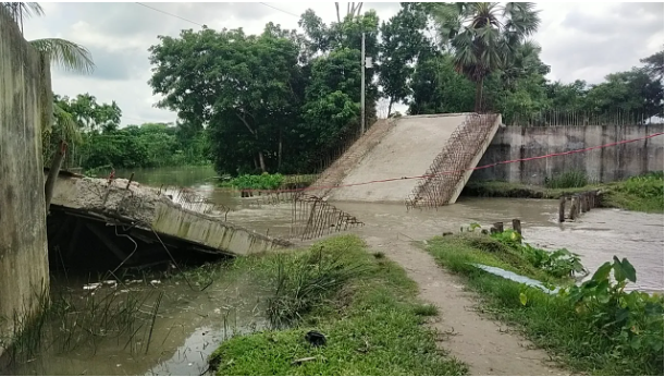নেছারাবাদে চলাচল শুরুর আগেই খালে ভেঙে পড়ল ৬ কোটি টাকার সেতু
