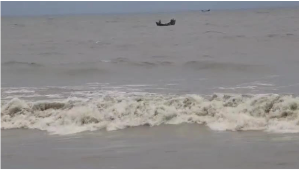 উত্তাল কুয়াকাটা সমুদ্র