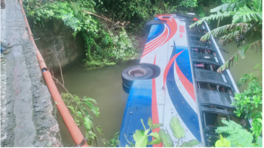 বরিশালে ব্রিজের রেলিং ভেঙে বাস খালে, আহত ২৫