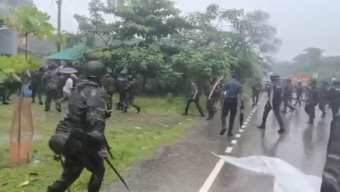 বরিশালে অবরোধকারী শিক্ষার্থীদের সাথে পুলিশের সংঘর্ষ আহত ৩০