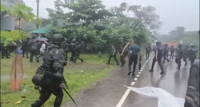বরিশালে অবরোধকারী শিক্ষার্থীদের সাথে পুলিশের সংঘর্ষ আহত ৩০