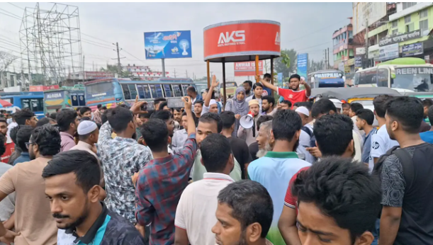 গোপালগঞ্জের ঘটনায় বরিশালের দুই স্থানে শিক্ষার্থীদের সড়ক অবরোধ