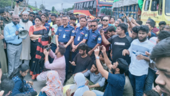বরিশালে অপসারণের দাবিতে সড়ক অবরোধ, ভয়ে পালালেন স্বাস্থ্য কর্মকর্তা