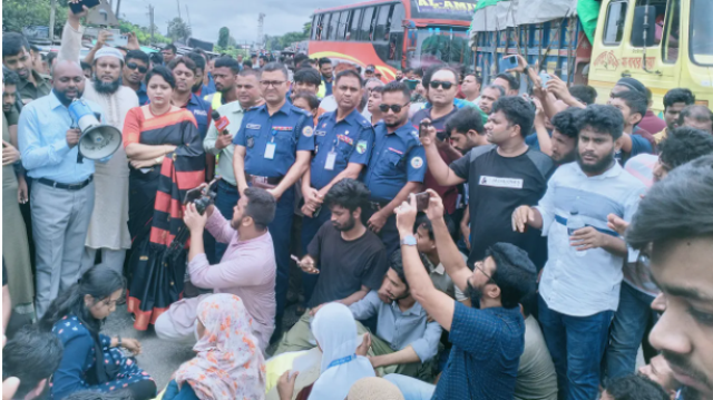বরিশালে অপসারণের দাবিতে সড়ক অবরোধ, ভয়ে পালালেন স্বাস্থ্য কর্মকর্তা