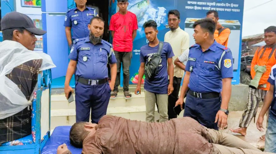 কুয়াকাটায় সাগরে ডুবে যাচ্ছিলেন পর্যটক, উদ্ধার করলো দুই ফটোগ্রাফার