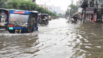 বরিশালে সকালে সূর্যের হাসির পরে দুপুর থেকে বর্ষণে জনজীবন বিপর্যস্ত