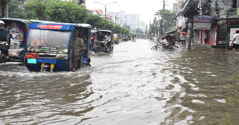 বরিশালে সকালে সূর্যের হাসির পরে দুপুর থেকে বর্ষণে জনজীবন বিপর্যস্ত