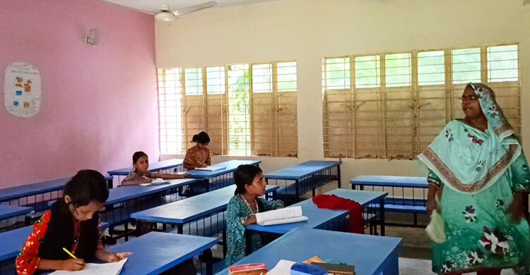 রাজাপুরে ৫১ শিক্ষার্থীর জন্য ৬ শিক্ষক!