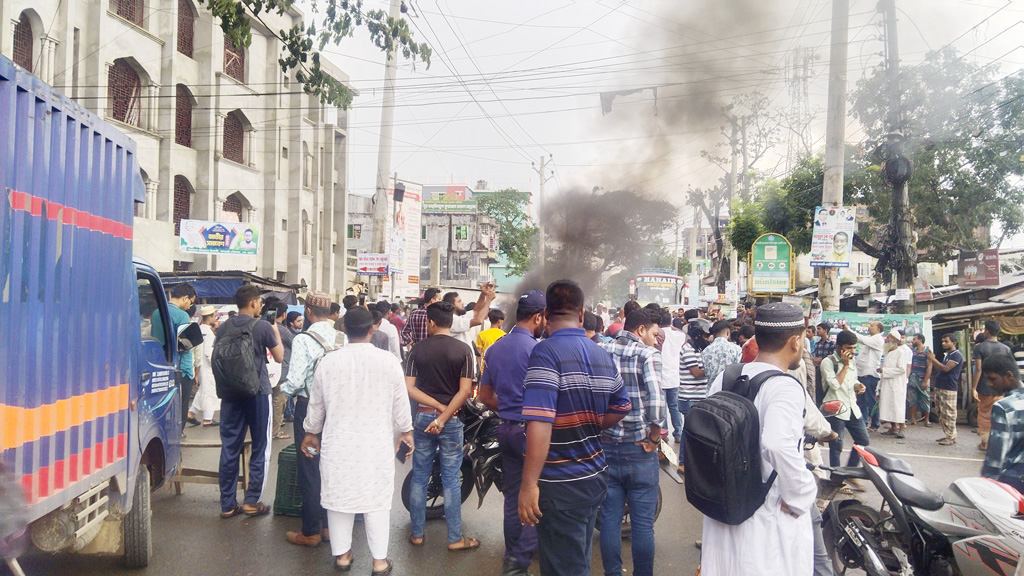 গোপালগঞ্জে হামলার প্রতিবাদে ঝালকাঠিতে রাস্তা ব্লকেড