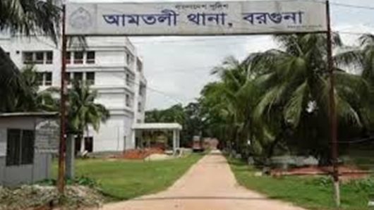 আমতলীতে নির্মানাধীন স্লুইস গেটের খনন করা মাটি ফালানো নিয়ে সংঘর্ষ ৭ জন আহত