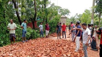 বাবুগঞ্জে যুব সমাজের উদ্যোগে ভেঙে যাওয়া সড়ক মেরামত