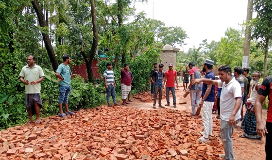 বাবুগঞ্জে যুব সমাজের উদ্যোগে ভেঙে যাওয়া সড়ক মেরামত