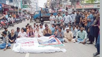বরিশালে স্বাস্থ্যখাত সংস্কার আন্দোলনে প্রতীকি লাশ নিয়ে মিছিল