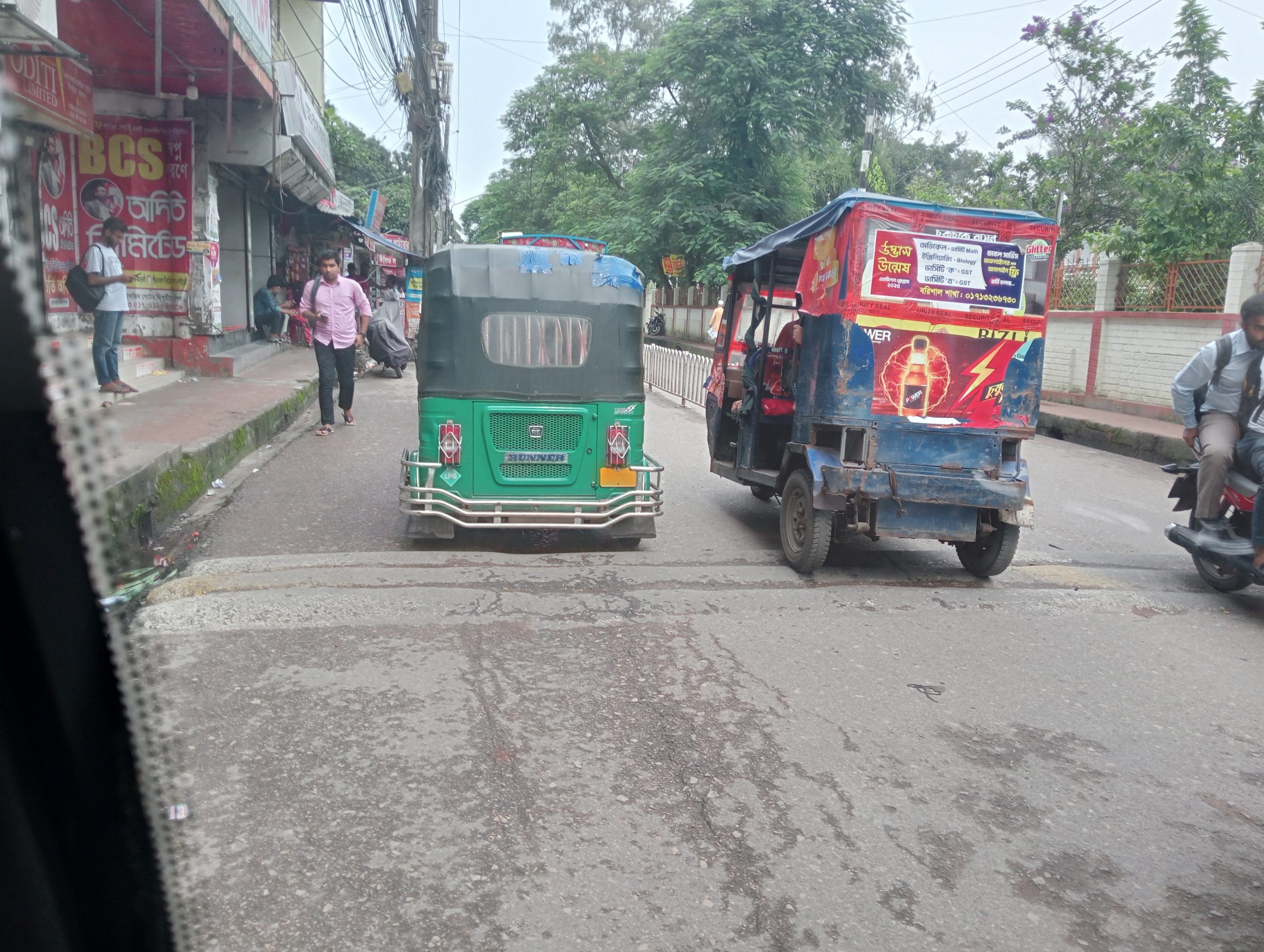 বি এম কলেজ এলাকায় ১৬টি স্পিড ব্রেকারে চরম ভোগান্তি, অপসারণের দাবি জনসাধারণের