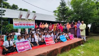 পটুয়াখালীতে কিন্ডারগার্টেন স্কুলে মানববন্ধন ও অবস্থান কর্মসূচি