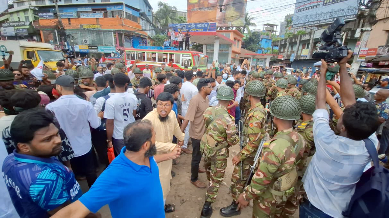 আন্দোলনে অবরুদ্ধ বরিশাল শহর