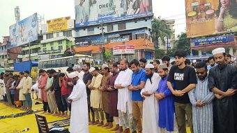 স্বাস্থ্যখাতের সংস্কার দাবিতে সড়কেই জুমার নামাজ আদায়