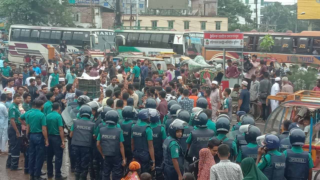 স্বাস্থ্যখাতে সংস্কারের দাবিতে ঢাকা-বরিশাল মহাসড়ক ব্লকেড