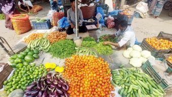 বরিশালে সবজির বাজারে অস্বস্তি