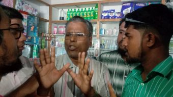 বরিশালে জয় বাংলা স্লোগান দেয়া সরোয়ারকে পুলিশে দিলো আন্দোলনকারীরা