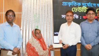 বরিশালে প্রাকৃতিক দুর্যোগ ক্ষতিগ্রস্তদের মধ্যে ঢেউটিন ও অর্থ বিতরণ