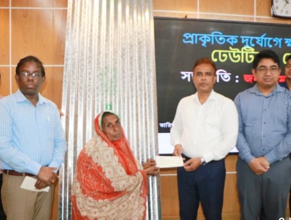 বরিশালে প্রাকৃতিক দুর্যোগ ক্ষতিগ্রস্তদের মধ্যে ঢেউটিন ও অর্থ বিতরণ