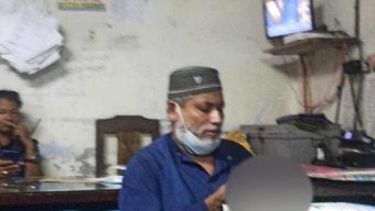 বরিশালে আ.লীগ নেতাকে পিটিয়ে পুলিশে দিল ছাত্র-জনতা