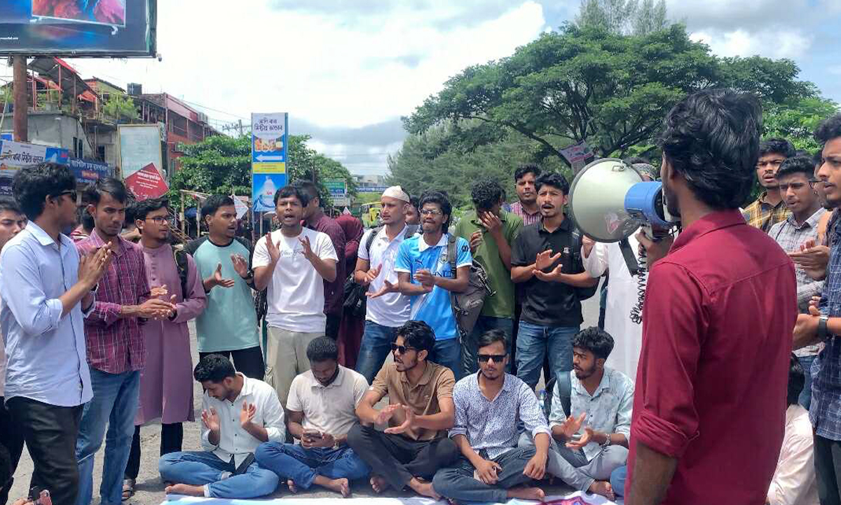 বরিশাল-কুয়াকাটা মহাসড়ক অবরোধ ববি শিক্ষার্থীদের