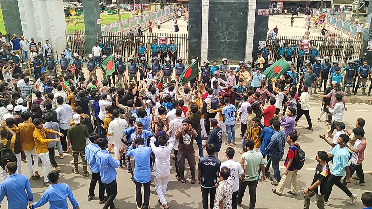 বরিশালে শিক্ষার্থীদের বিক্ষোভ, হাসপাতাল কর্মচারীদের কর্মবিরতির হুঁশিয়ারি