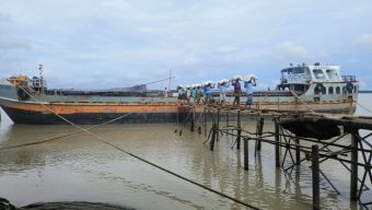 আমতলীতে খাদ্য গুদামের ঘাটে ভাঙা সিঁড়ি দিয়ে মালপত্র ওঠানামা, দুর্ঘটনার আশঙ্কা