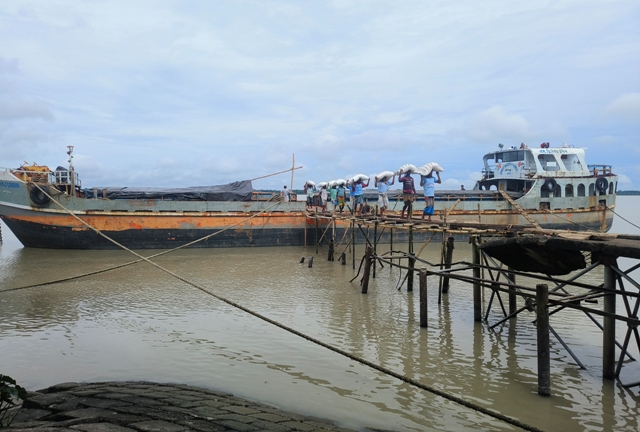 আমতলীতে খাদ্য গুদামের ঘাটে ভাঙা সিঁড়ি দিয়ে মালপত্র ওঠানামা, দুর্ঘটনার আশঙ্কা