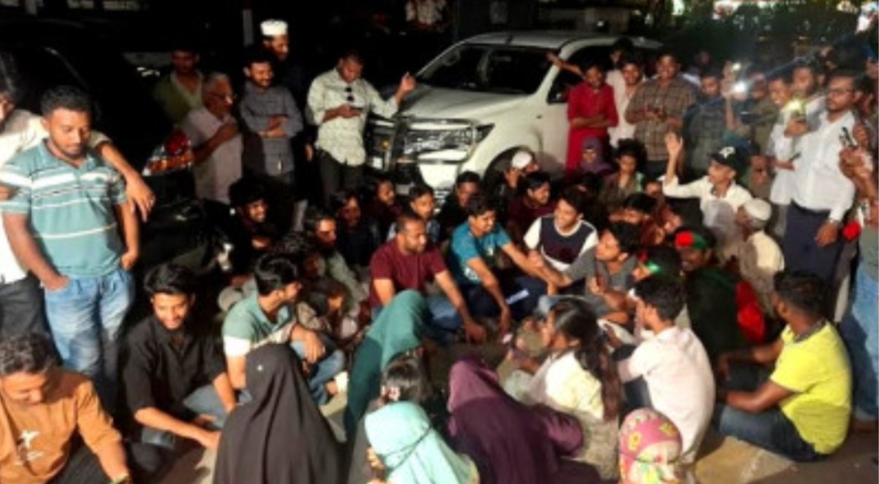 গ্রেপ্তার না করায় ৫ ঘণ্টা পর থানা থেকে ফিরে গেলেন রনিসহ শিক্ষার্থীরা