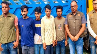 মাদারীপুরে গ্রেপ্তার চার যুবক, বরিশালের চুরি মিনি ট্রাক উদ্ধার