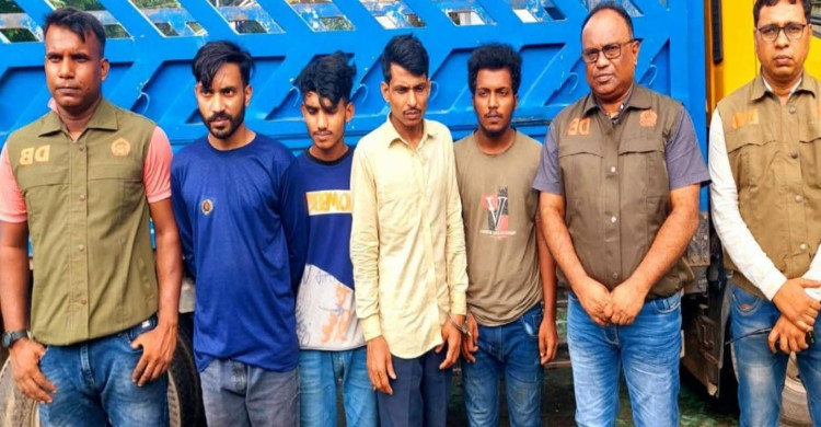 মাদারীপুরে গ্রেপ্তার চার যুবক, বরিশালের চুরি মিনি ট্রাক উদ্ধার