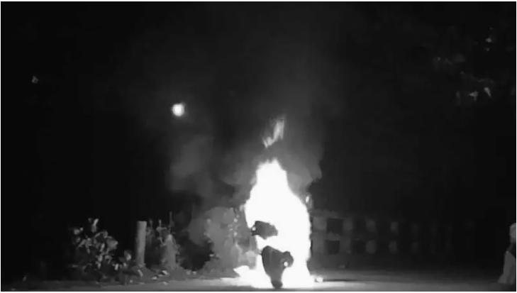 বরিশালে নিষিদ্ধ ছাত্রলীগ নেতার মোটরসাইকেলে অগ্নিসংযোগ