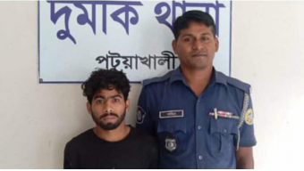 পটুয়াখালীতে মাদকসেবী বখাটে সন্তানকে পুলিশে দিলেন বাবা